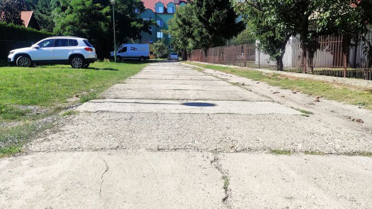 Mielec: przebudują łącznik ulic Warneńczyka i&nbsp;Smoczka. Będzie nowa droga, chodnik i&nbsp;parking