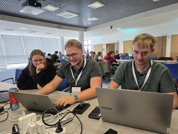 Młodzi konstruktorzy tworzą systemy dronowe do działań kryzysowych. Hackathon w Jasionce 1 - Polskie Radio Rzeszów Młodzi konstruktorzy tworzą systemy dronowe do działań kryzysowych. Hackathon w Jasionce