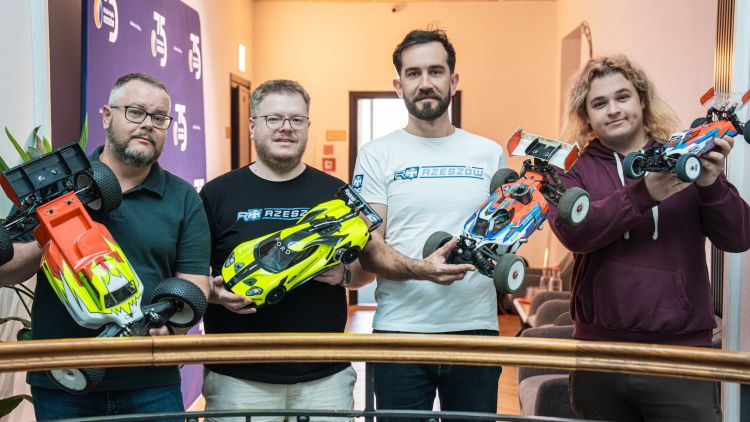 Modele RC to nie tylko zabawa. Pasjonaci z RC Rzeszów o wyścigach i budowie samochodów 1 - Polskie Radio Rzeszów Modele RC to nie tylko zabawa. Pasjonaci z RC Rzeszów o wyścigach i budowie samochodów