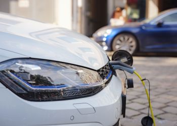 Motomagazyn: elektryki, Rajd Legend i&nbsp;zmiany dla młodych kierowców