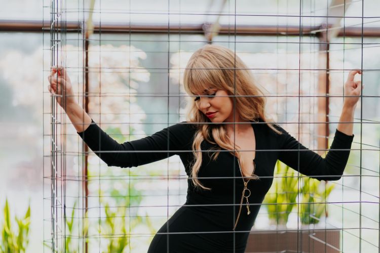 Natalia Opyrchał „Jak powietrze” – nowy teledysk artystki 1 - Polskie Radio Rzeszów Natalia Opyrchał „Jak powietrze” – nowy teledysk artystki