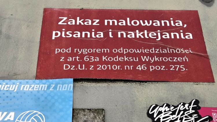 Nielegalne reklamy w Rzeszowie. Miasto wydaje około 30 tys. zł na ich usuwanie 1 - Polskie Radio Rzeszów Nielegalne reklamy w Rzeszowie. Miasto wydaje około 30 tys. zł na ich usuwanie
