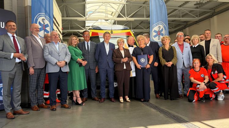 Nowy ambulans trafił do&nbsp;Mielca. Będą pieniądze na&nbsp;10 kolejnych karetek