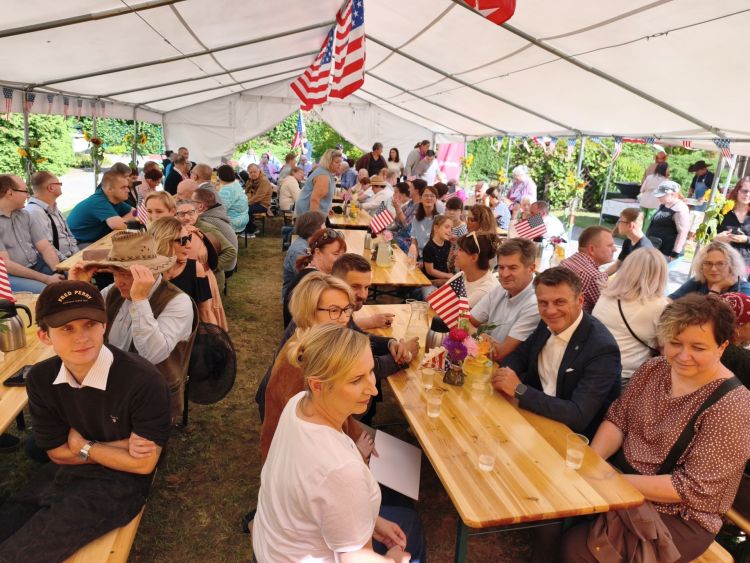 Piknik Amerykański w&nbsp;DPS w&nbsp;Rzeszowie. Integracja i&nbsp;wspólna zabawa