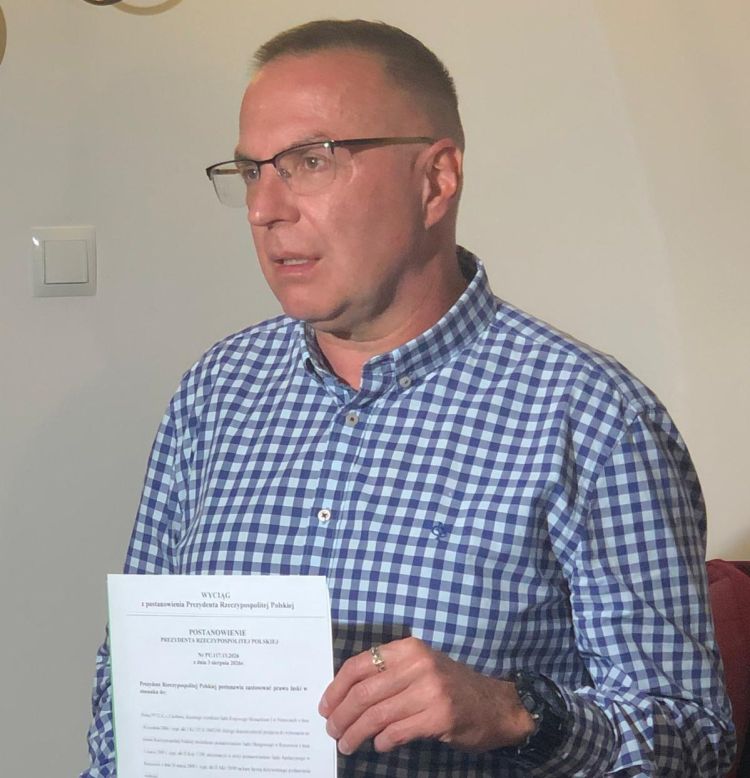 Piotr Pytel otrzymał oficjalne pismo o ułaskawieniu. Dokument wręczono w Rzeszowie 1 - Polskie Radio Rzeszów Piotr Pytel otrzymał oficjalne pismo o ułaskawieniu. Dokument wręczono w Rzeszowie