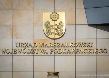 Podkarpackie inwestuje w zdrowie i edukację. Nowe karetki i wsparcie dla uczniów 2 - Polskie Radio Rzeszów Podkarpackie inwestuje w zdrowie i edukację. Nowe karetki i wsparcie dla uczniów