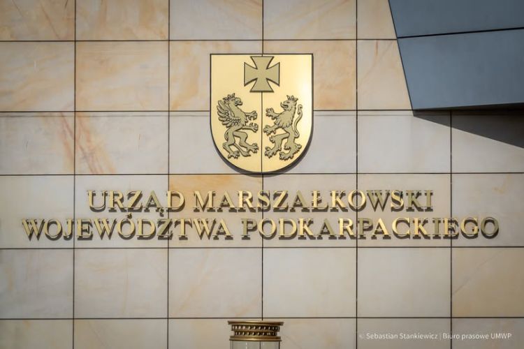 Podkarpackie inwestuje w&nbsp;zdrowie i&nbsp;edukację. Nowe karetki i&nbsp;wsparcie dla uczniów