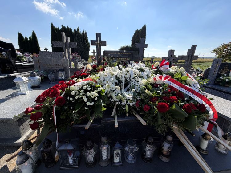 Pogrzeb księdza Stanisława Zbojnowicza w Grzęsce. Wierni pożegnali duchownego 1 - Polskie Radio Rzeszów Pogrzeb księdza Stanisława Zbojnowicza w Grzęsce. Wierni pożegnali duchownego