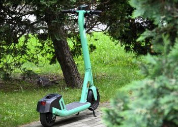 Bez&nbsp;kasków na&nbsp;rowerach i&nbsp;hulajnodze. Policja zatrzymała trzech młodych kierujących