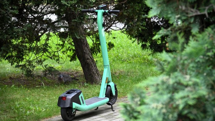Bez&nbsp;kasków na&nbsp;rowerach i&nbsp;hulajnodze. Policja zatrzymała trzech młodych kierujących