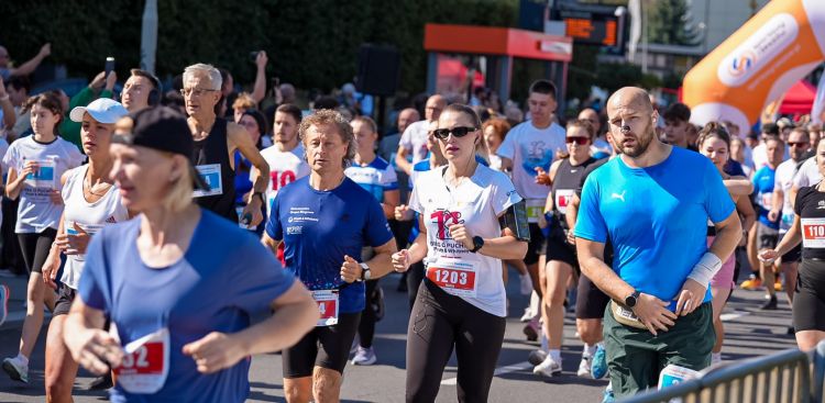 Ponad dwa tysiące biegaczy na ulicach Rzeszowa. Festiwal Biegowy Pratt&Whitney 2026 1 - Polskie Radio Rzeszów Ponad dwa tysiące biegaczy na ulicach Rzeszowa. Festiwal Biegowy Pratt&Whitney 2026