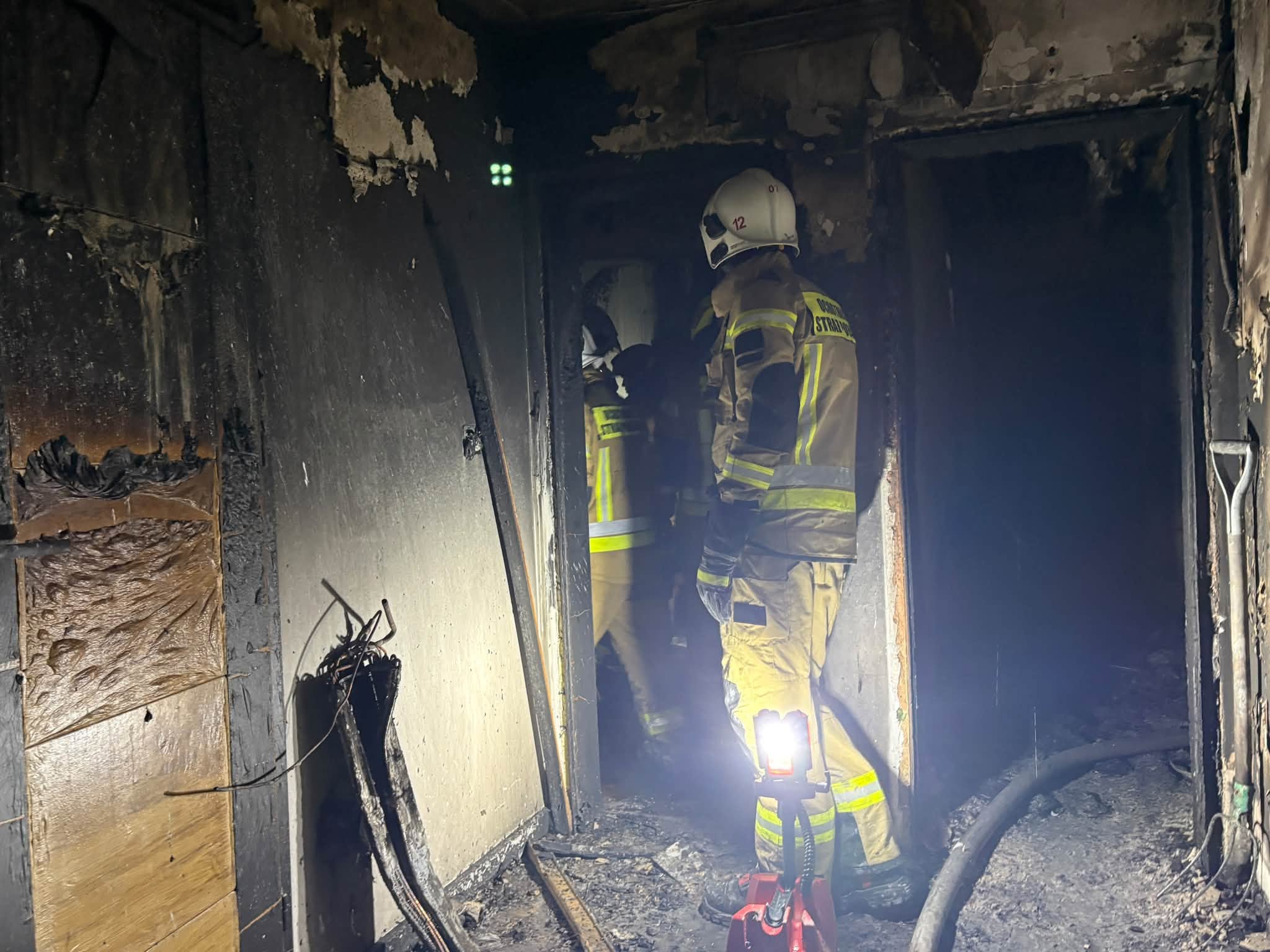 Pożar domu w Kolbuszowej Dolnej. 19-latek trafił do szpitala 3 - Polskie Radio Rzeszów Pożar domu w Kolbuszowej Dolnej. 19-latek trafił do szpitala - Polskie Radio Rzeszów