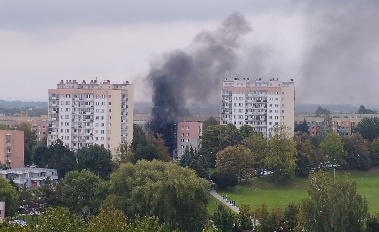Pożar przy ul. Broniewskiego w Rzeszowie. Kilka osób pod opieką medyków [AKTUALIZACJA] - Polskie Radio Rzeszów