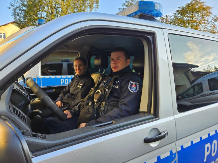 Pożar w Sanoku. Policjanci uratowali dwóch mężczyzn z zadymionego mieszkania 1 - Polskie Radio Rzeszów Pożar w Sanoku. Policjanci uratowali dwóch mężczyzn z zadymionego mieszkania