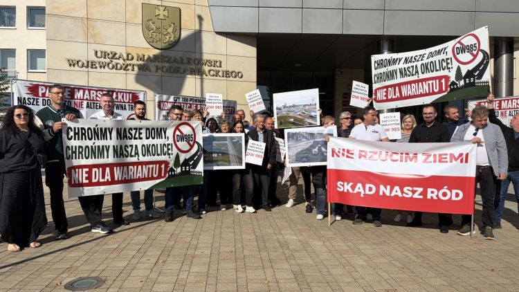 Protest przeciwko wariantom drogi 985. Mieszkańcy Gminy Przecław weszli na&nbsp;sesję Sejmiku