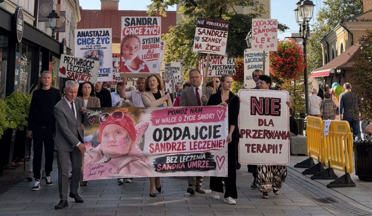 Rodzice walczą o&nbsp;leczenie córek. „Brak leku oznacza śmierć”