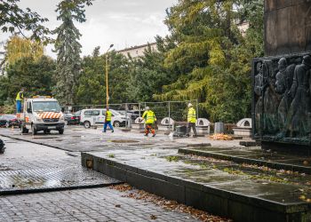 Ruszyły prace przy rozbiórce Pomnika Wdzięczności Armii Radzieckiej w Rzeszowie 2 - Polskie Radio Rzeszów Ruszyły prace przy rozbiórce Pomnika Wdzięczności Armii Radzieckiej w Rzeszowie
