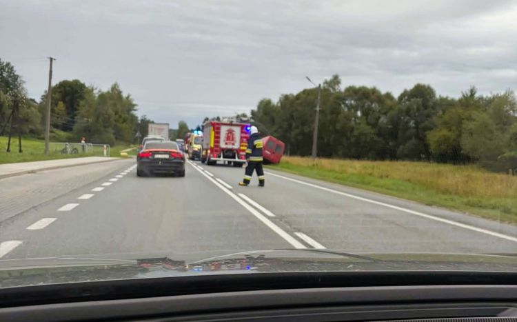 Bus uderzył w&nbsp;przepust na&nbsp;DK19 w&nbsp;Baryczce. Są&nbsp;utrudnienia