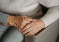 Seniorka straciła ponad 100 tysięcy złotych. Oszuści podszyli się pod kuriera 5 - Polskie Radio Rzeszów Seniorka straciła ponad 100 tysięcy złotych. Oszuści podszyli się pod kuriera