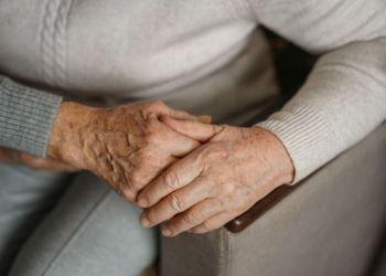 Seniorka straciła ponad 100 tysięcy złotych. Oszuści podszyli się pod kuriera 2 - Polskie Radio Rzeszów Seniorka straciła ponad 100 tysięcy złotych. Oszuści podszyli się pod kuriera
