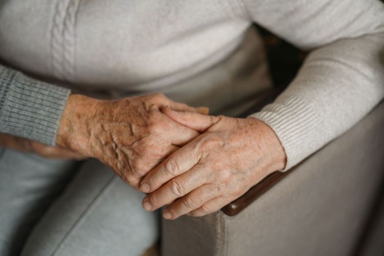 Seniorka straciła ponad 100 tysięcy złotych. Oszuści podszyli się pod&nbsp;kuriera