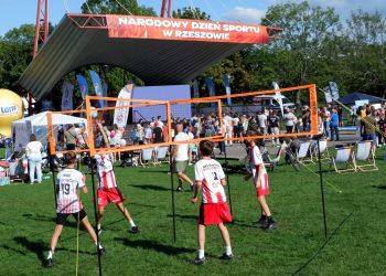 Sportowe miasteczko na rzeszowskich Bulwarach. Mieszkańcy poznawali lokalne kluby 2 - Polskie Radio Rzeszów Sportowe miasteczko na rzeszowskich Bulwarach. Mieszkańcy poznawali lokalne kluby