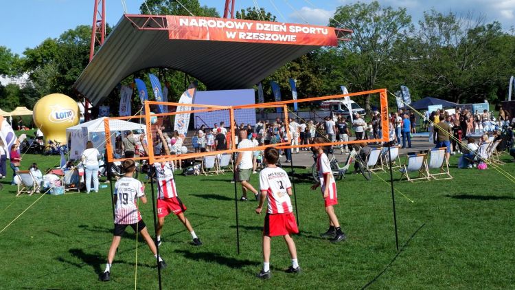 Sportowe miasteczko na rzeszowskich Bulwarach. Mieszkańcy poznawali lokalne kluby 1 - Polskie Radio Rzeszów Sportowe miasteczko na rzeszowskich Bulwarach. Mieszkańcy poznawali lokalne kluby