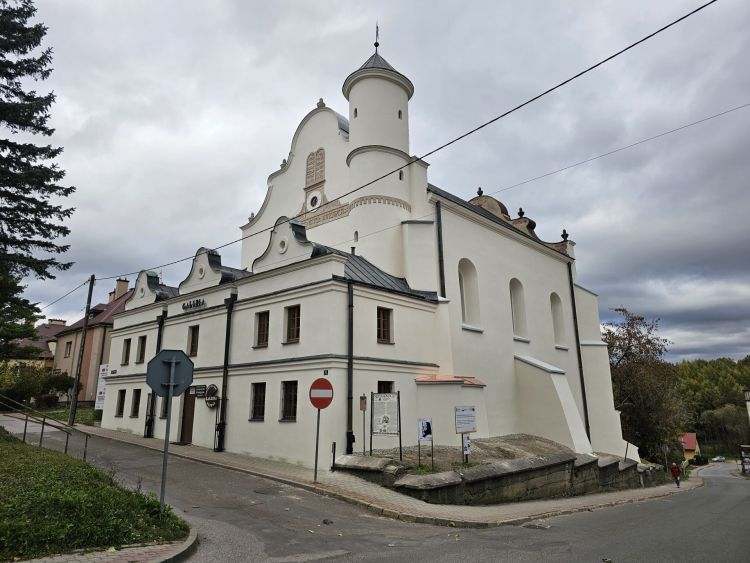 Zakończył się remont XVII-wiecznej synagogi w&nbsp;Lesku. Odnowiono elewację zabytku