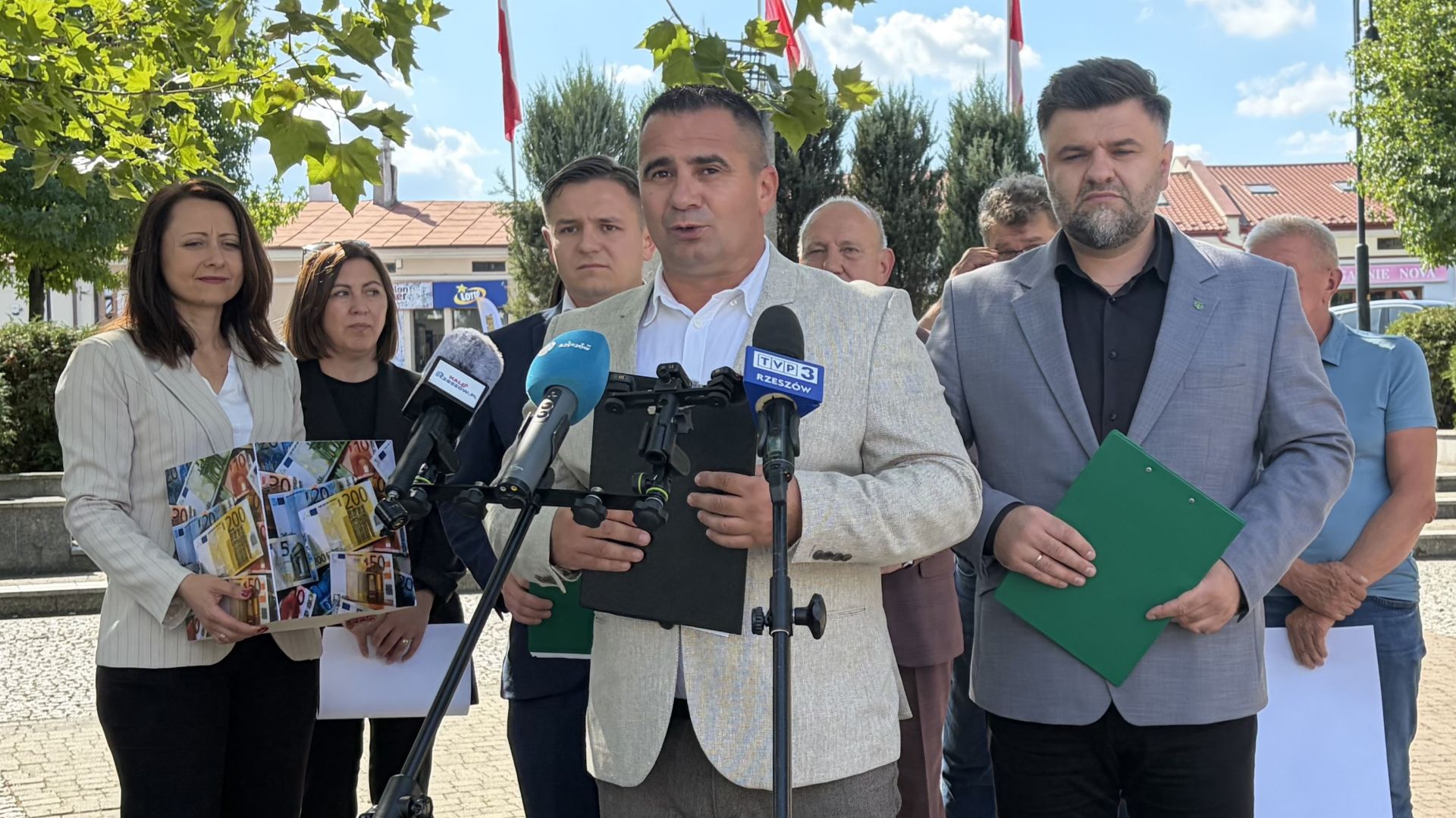W Kolbuszowej frekwencja, w Mielcu podpisy. Dwa referenda zakończone fiaskiem 2 - Polskie Radio Rzeszów W Kolbuszowej frekwencja, w Mielcu podpisy. Dwa referenda zakończone fiaskiem - Polskie Radio Rzeszów