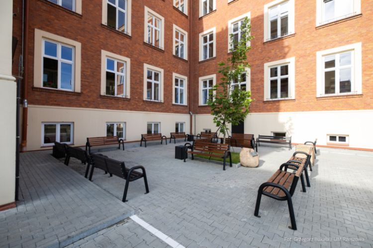Wielka modernizacja III LO w&nbsp;Rzeszowie. 140 zestawów VR dla uczniów