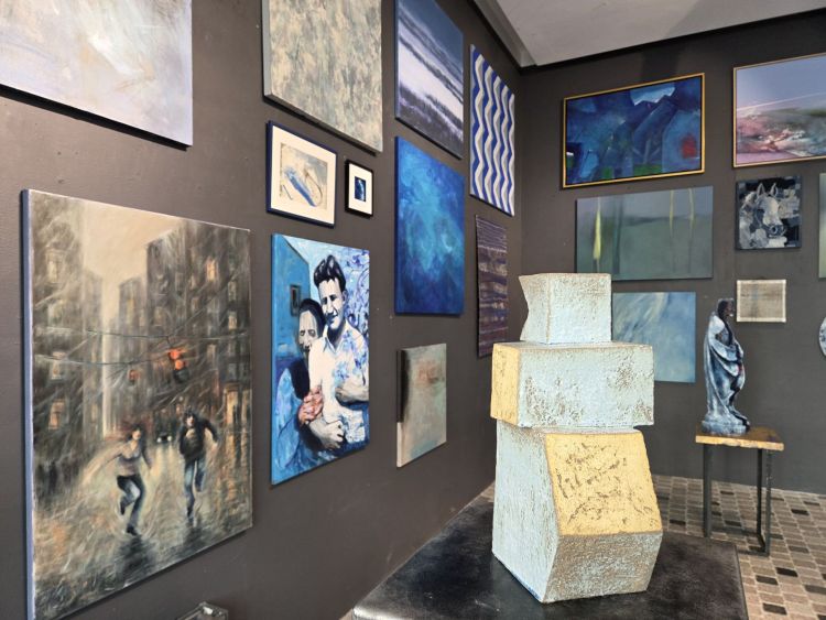 Wystawa BLUE w&nbsp;Rzeszowie. Niebieski w&nbsp;centrum artystycznego projektu „Kolory”
