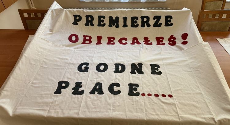 ZNP chce 15-procentowych podwyżek. Nauczyciele protestowali przed kancelarią premiera 1 - Polskie Radio Rzeszów ZNP chce 15-procentowych podwyżek. Nauczyciele protestowali przed kancelarią premiera