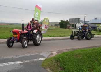 Zabytkowe traktory ruszyły przez&nbsp;Beskid Niski. Na&nbsp;trasie 15 maszyn