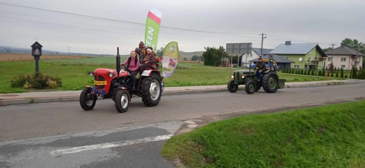 Zabytkowe traktory ruszyły przez Beskid Niski. Na trasie 15 maszyn 1 - Polskie Radio Rzeszów Zabytkowe traktory ruszyły przez Beskid Niski. Na trasie 15 maszyn