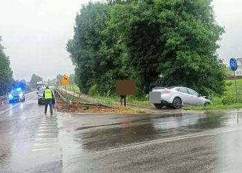 Zderzenie busa z&nbsp;samochodem w&nbsp;Nowej Dębie, dwie osoby w&nbsp;szpitalu [AKTUALIZACJA]