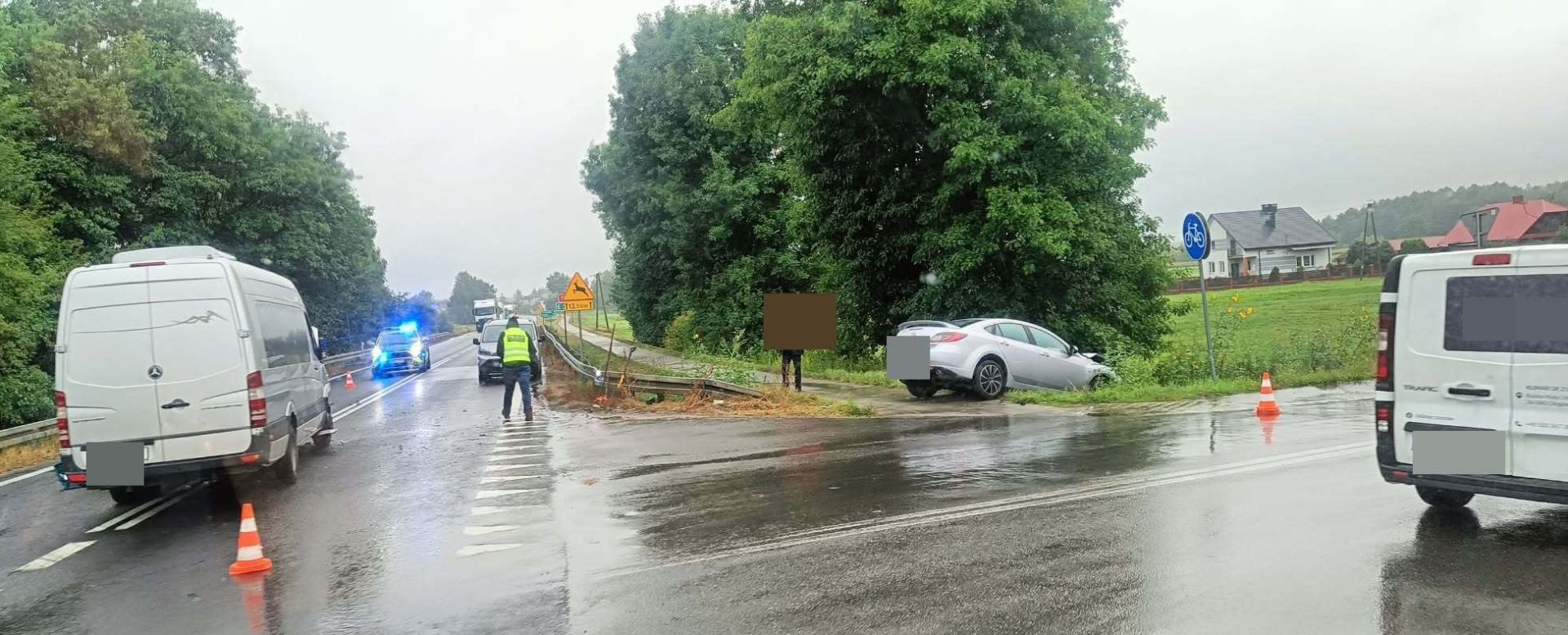 Zderzenie busa z samochodem w Nowej Dębie, dwie osoby w szpitalu [AKTUALIZACJA] - Polskie Radio Rzeszów