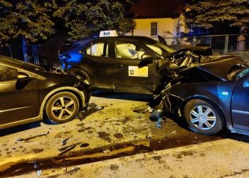 Zderzenie trzech samochodów na Staroniwskiej w Rzeszowie. Osiem osób trafiło do szpitala 3 - Polskie Radio Rzeszów Zderzenie trzech samochodów na Staroniwskiej w Rzeszowie. Osiem osób trafiło do szpitala