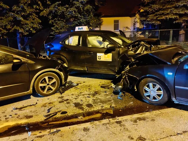 Zderzenie trzech samochodów na Staroniwskiej w Rzeszowie. Osiem osób trafiło do szpitala 1 - Polskie Radio Rzeszów Zderzenie trzech samochodów na Staroniwskiej w Rzeszowie. Osiem osób trafiło do szpitala