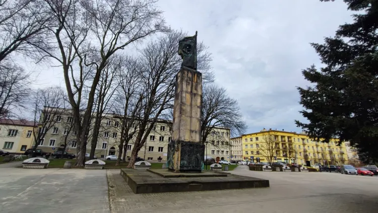 Koniec stalinowskiego pomnika w Rzeszowie. Wiemy co stanie się z jego elementami 1 - Polskie Radio Rzeszów Koniec stalinowskiego pomnika w Rzeszowie. Wiemy co stanie się z jego elementami