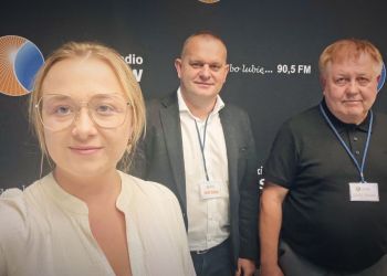 Pociągi przejeżdżają, ale się nie zatrzymują. Mieszkańcy Brzeźnicy walczą o przystanek 2 - Polskie Radio Rzeszów Pociągi przejeżdżają, ale się nie zatrzymują. Mieszkańcy Brzeźnicy walczą o przystanek