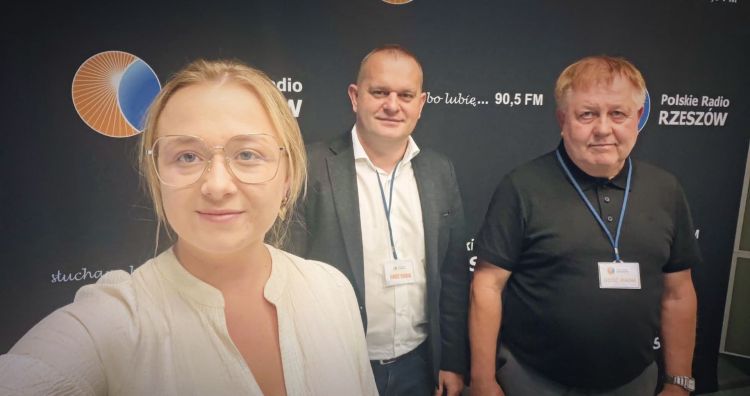 Pociągi przejeżdżają, ale&nbsp;się nie&nbsp;zatrzymują. Mieszkańcy Brzeźnicy walczą o&nbsp;przystanek