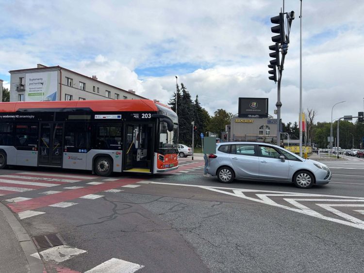 Zderzenie autobusu i osobówki na Dąbrowskiego w Rzeszowie 1 - Polskie Radio Rzeszów Zderzenie autobusu i osobówki na Dąbrowskiego w Rzeszowie