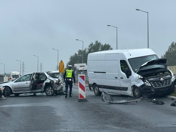 [AKTUALIZACJA] Koniec utrudnień na&nbsp;drodze krajowej nr&nbsp;77 w&nbsp;Stalowej Woli. Trzy osoby zostały ranne