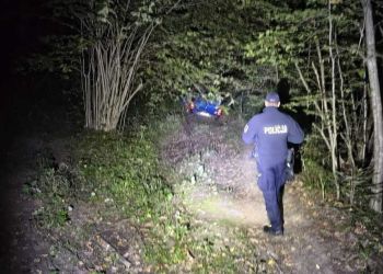 Nawigacja wyprowadziła ją do lasu. Policjanci odnaleźli 60-letnią turystkę 2 - Polskie Radio Rzeszów Nawigacja wyprowadziła ją do lasu. Policjanci odnaleźli 60-letnią turystkę