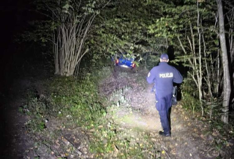 Nawigacja wyprowadziła ją do lasu. Policjanci odnaleźli 60-letnią turystkę 1 - Polskie Radio Rzeszów Nawigacja wyprowadziła ją do lasu. Policjanci odnaleźli 60-letnią turystkę