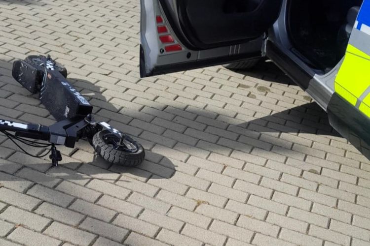 11-latek na hulajnodze bez uprawnień. Policja ukarała jego matkę 1 - Polskie Radio Rzeszów 11-latek na hulajnodze bez uprawnień. Policja ukarała jego matkę