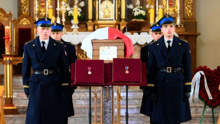 Ostatnie pożegnanie strażaka z Niska. Aspirant Bartłomiej Pieróg spoczął na cmentarzu w Racławicach 1 - Polskie Radio Rzeszów Ostatnie pożegnanie strażaka z Niska. Aspirant Bartłomiej Pieróg spoczął na cmentarzu w Racławicach