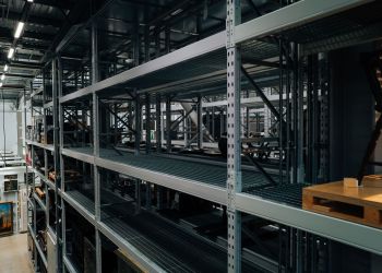 Regał skręcany czy&nbsp;na&nbsp;wcisk? Porównanie z&nbsp;montażem krok po&nbsp;kroku