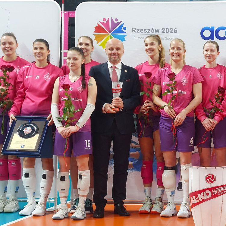 DevelopRes Rzeszów z Superpucharem Polski. Siatkarki odebrały gratulacje 1 - Polskie Radio Rzeszów DevelopRes Rzeszów z Superpucharem Polski. Siatkarki odebrały gratulacje