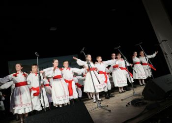 Młodzi Lasowiacy na scenie. Śpiew, taniec i muzyka w Sędziszowie Małopolskim 4 - Polskie Radio Rzeszów Młodzi Lasowiacy na scenie. Śpiew, taniec i muzyka w Sędziszowie Małopolskim